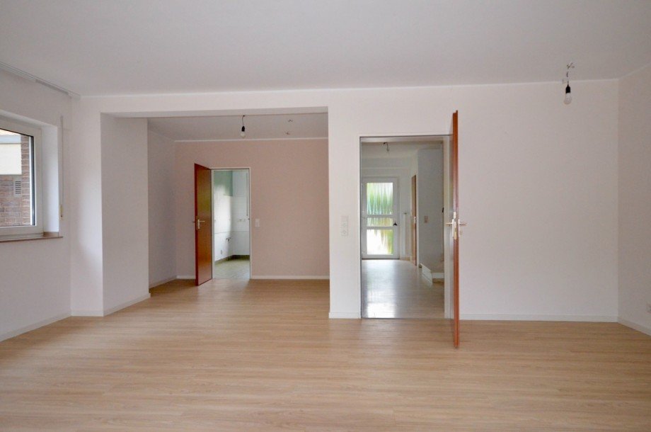Wohn- Esszimmer Ansicht zur K�che und Eingang Einfamilienhaus Euskirchen